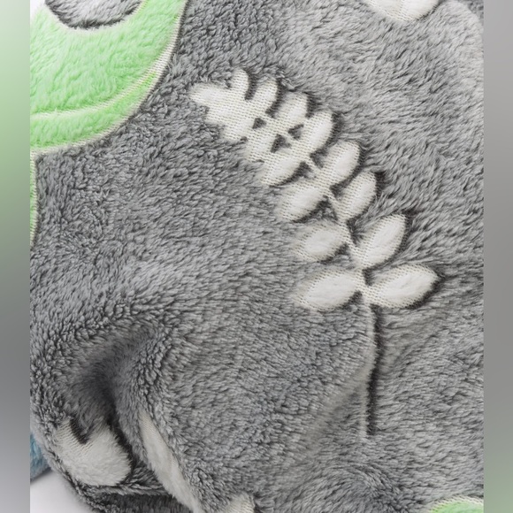 Soft & plush glow in the dark dinosaur blanket..50x60inches..(NWT) - Picture 9 of 10
